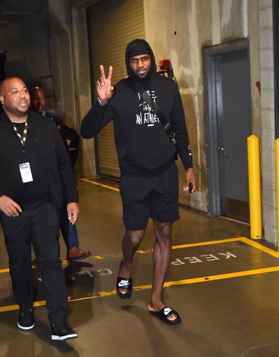 德比即将打响！枪手热刺发布对阵海报：萨卡、西蒙斯等人出镜（北伦敦德比倒计时！阿森纳与热刺发布对阵海报：萨卡、西蒙斯领衔亮相）