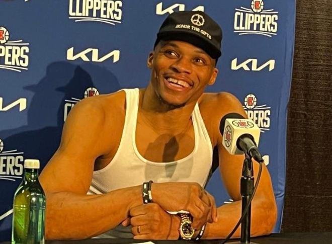 就差三分手感！布克复出贡献27分6篮板7助攻，三分5中0（布克复出砍27分6板7助，三分5投全失手感不佳）