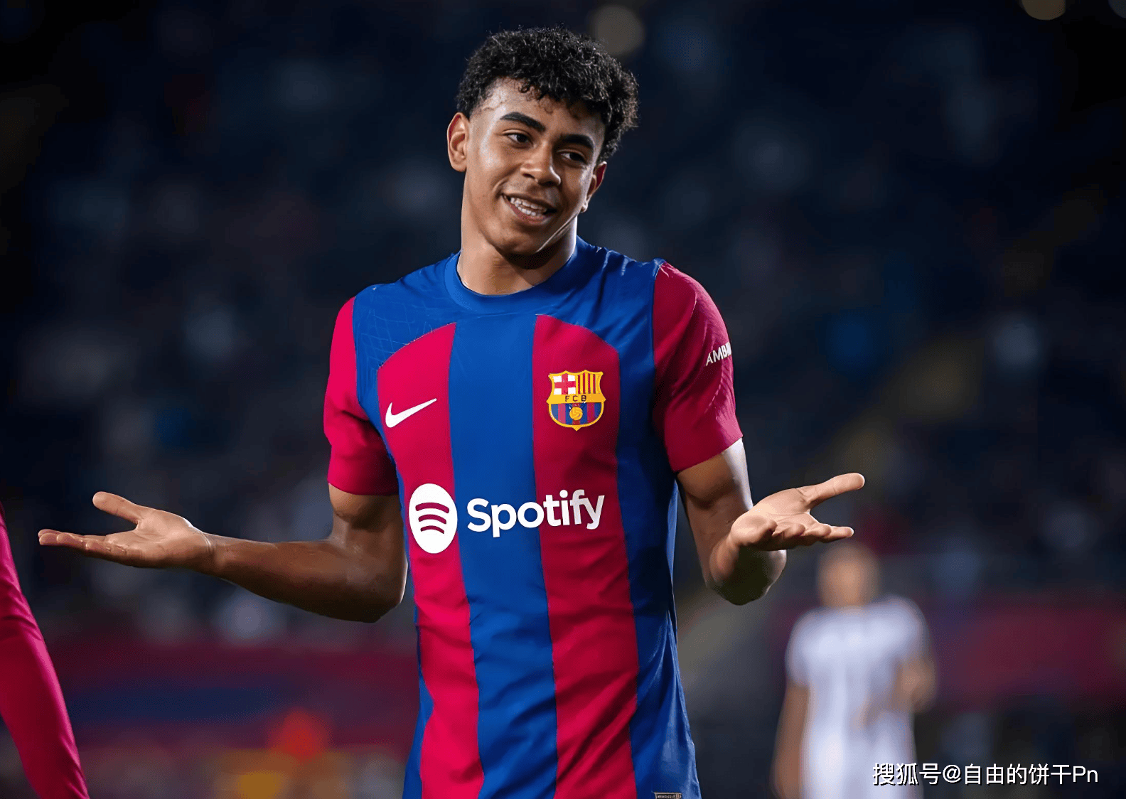 给爷整笑了，曼奇尼假意亲吻布鲁马多，将布鲁马多逗笑（曼奇尼作势亲吻布鲁马多，逗得布鲁马多当场大笑）