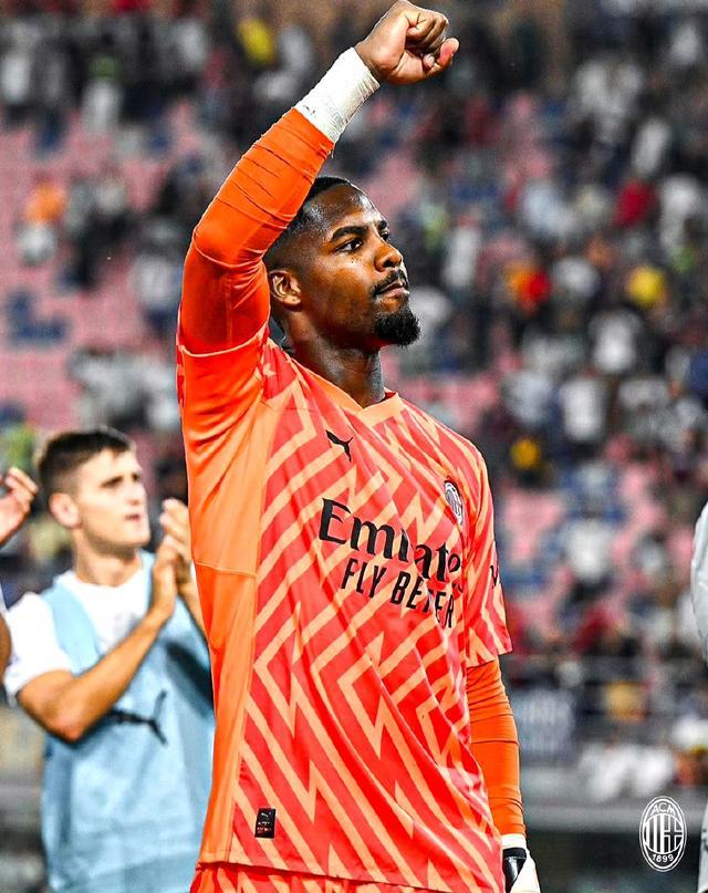 开场前8投全丢！马刺迅速回暖半场轰下77分创赛季新高（马刺开局8连铁后火力全开，半场轰出77分刷新赛季新高）