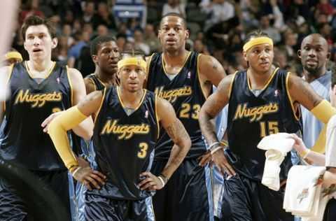 雷霆遭遇连败，马刺展现韧性（雷霆陷入连败泥潭，马刺韧性十足）