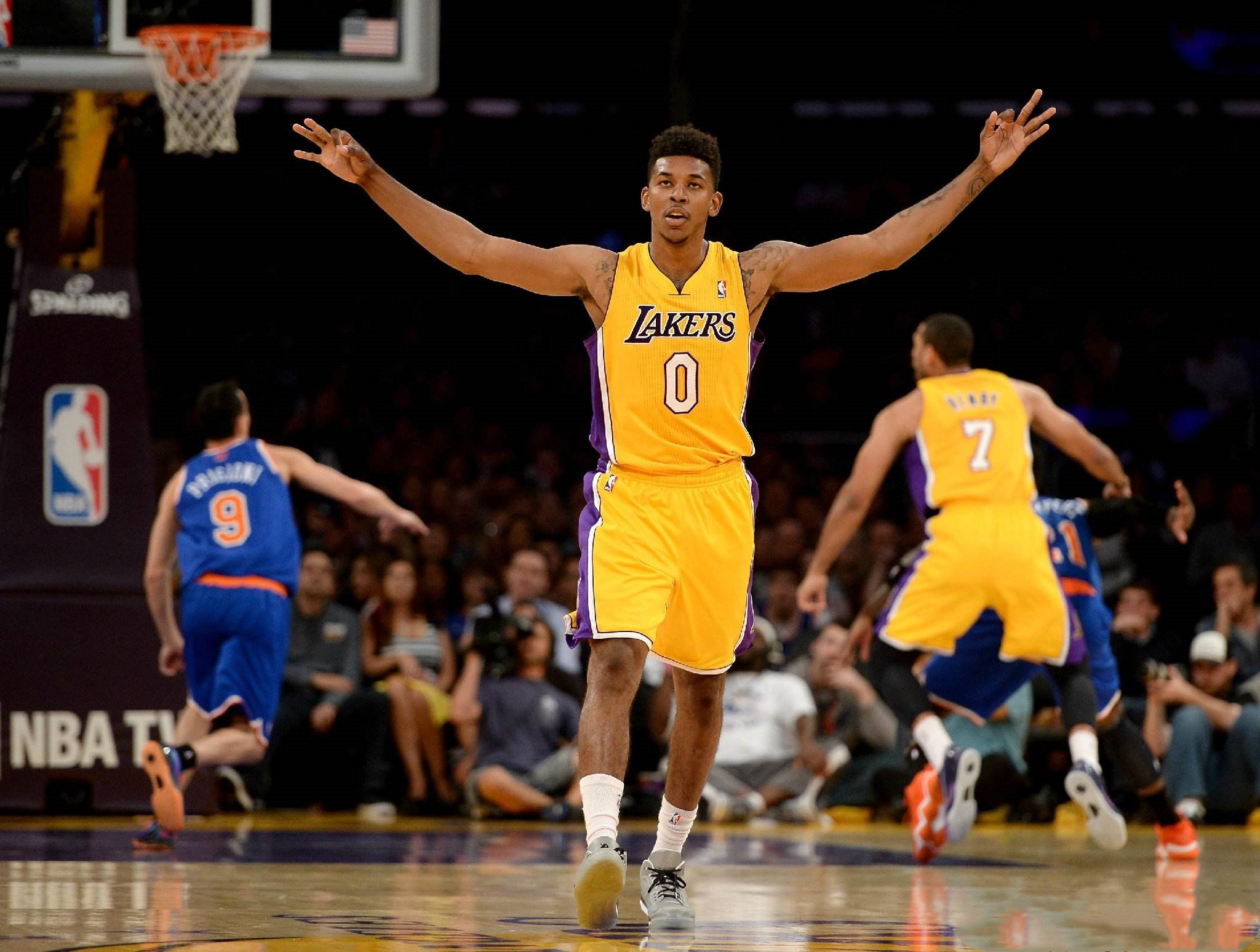 懂球帝海报：十载白巷，东方之光（懂球帝海报：白巷十年，东方耀辉）